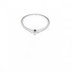 Solitario con diamante naturale.